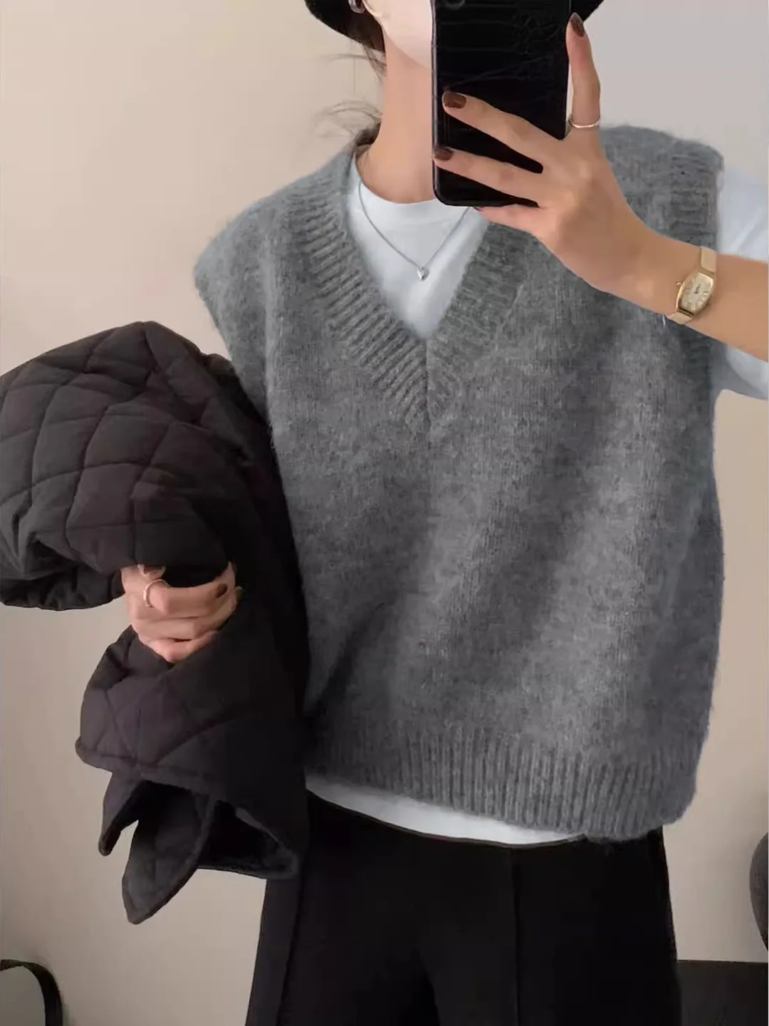 Gray Knitted Sweater Vest Women's Outerwear V-Neck Fashionable Top Layered Clothing Autumn New Style Versatile Ladies Vest
Gray Knitted Sweater Vest Women's Outerwear V-Neck Fashionable Top Layered Clothing Autumn New Style Versatile Ladies Vest