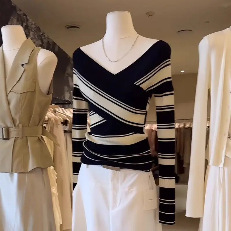 Женский топ на одно плечо в контрастную полоску с перекрестным v-образным вырезом, ранняя осень, новый свитер с длинными рукавами во французском стиле 
Женский топ на одно плечо в контрастную полоску с перекрестным v-образным вырезом, ранняя осень, новый свитер с длинными рукавами во французском стиле