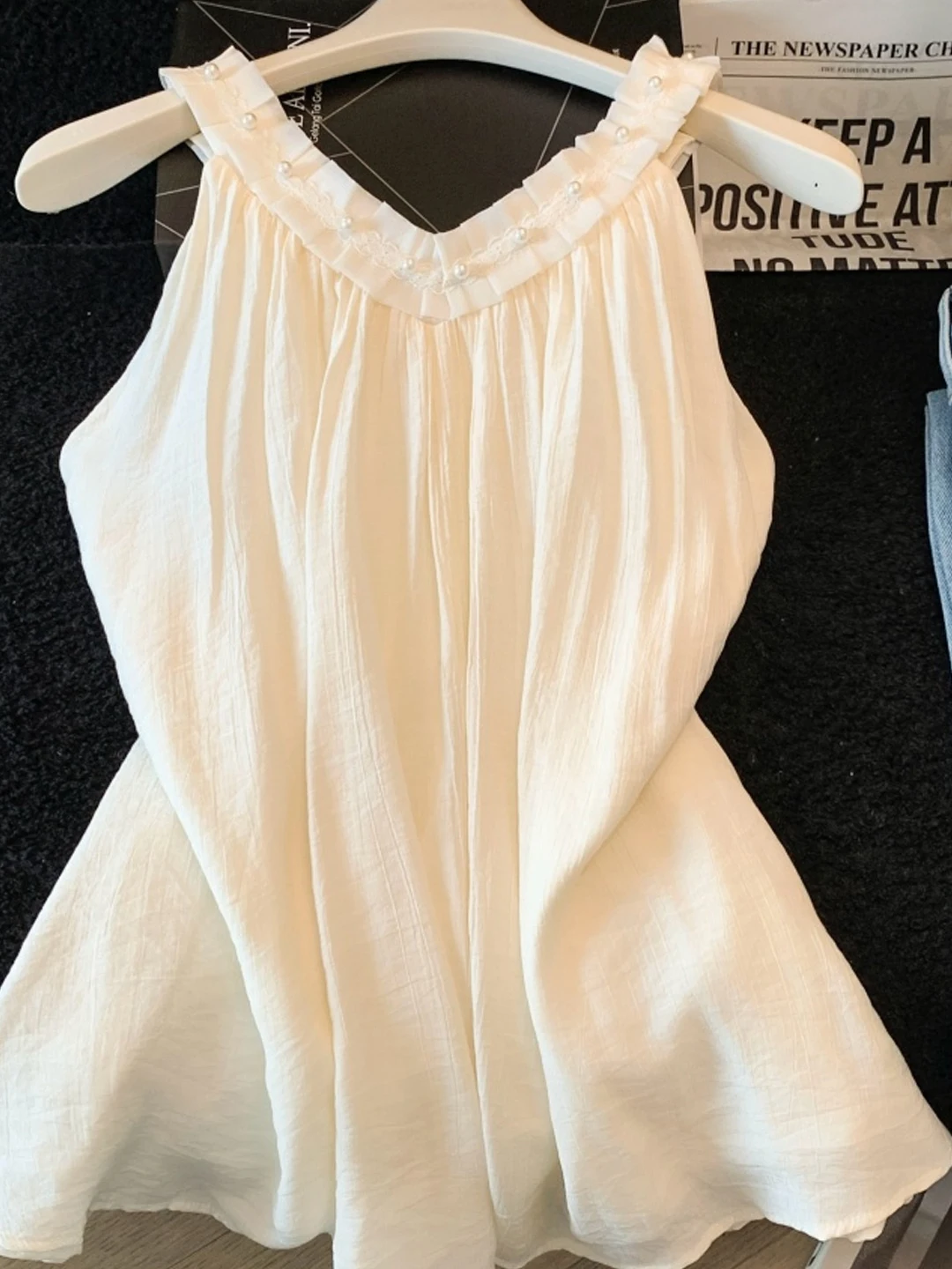 Elegant Sweet Style V-Neck Sleeveless Texture Sensation Age-Defying Beaded Chiffon Top for Women Fashionable Slimming Design
Elegant Sweet Style V-Neck Sleeveless Texture Sensation Age-Defying Beaded Chiffon Top for Women Fashionable Slimming Design