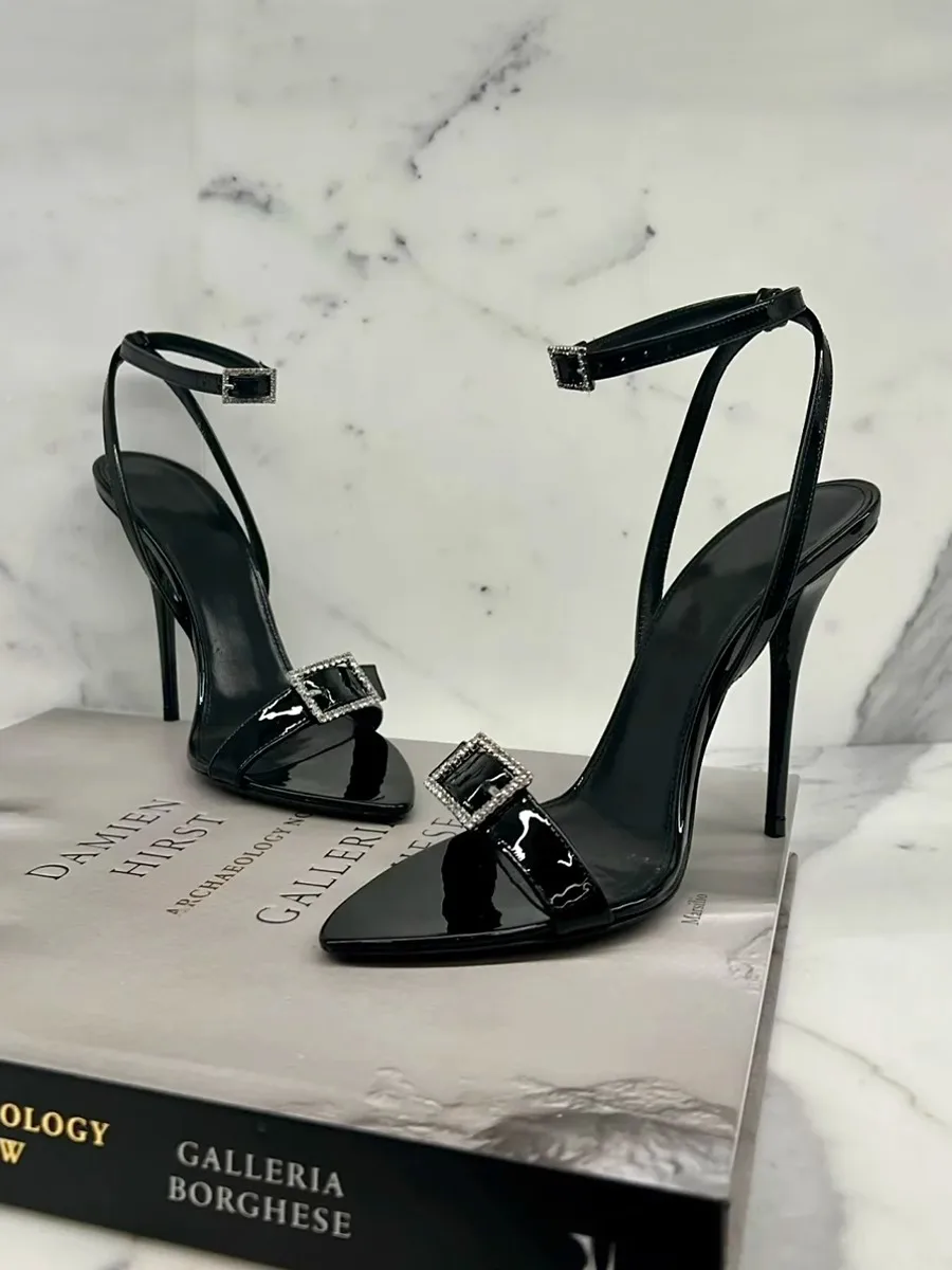 Сексуальные сандалии с открытым носком и одним ремешком, летние черные женские туфли из лакированной кожи на высоком каблуке с острым носком и пряжкой на шпильке
Сексуальные сандалии с открытым носком и одним ремешком, летние черные женские туфли из лакированной кожи на высоком каблуке с острым носком и пряжкой на шпильке
