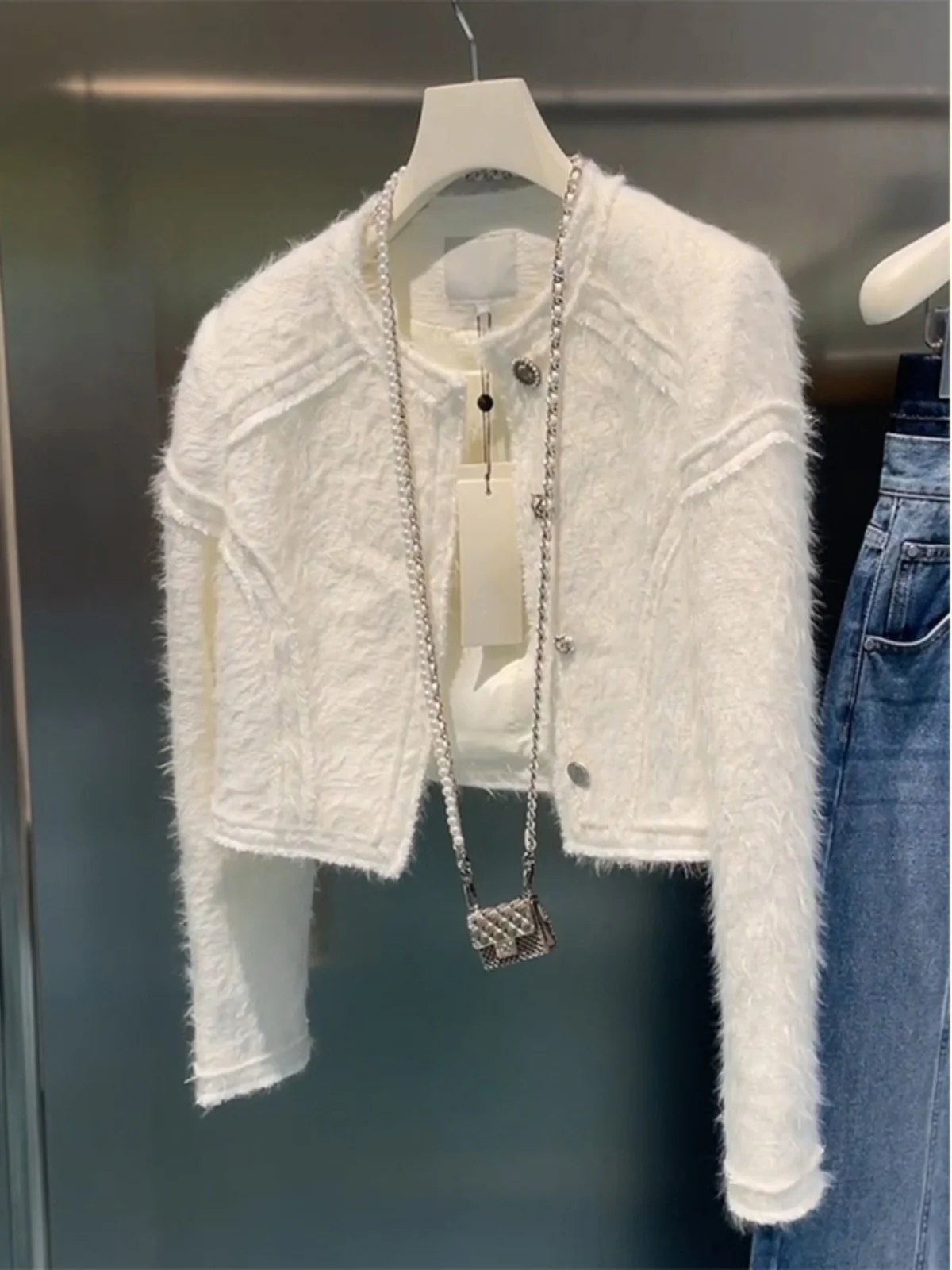 White Short Quilted Jacket Women's Fashion Luxury Sensation Autumn New Style Small Size Top Pear Shape Body Long Sleeve round...
White Short Quilted Jacket Women's Fashion Luxury Sensation Autumn New Style Small Size Top Pear Shape Body Long Sleeve round...