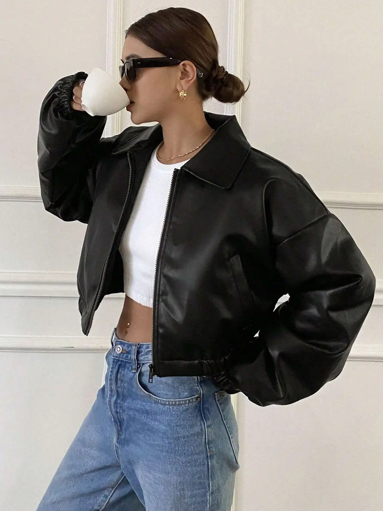 Черная укороченная куртка-бомбер из искусственной кожи с заниженной линией плеча для женщин, повседневная уличная одежда
Черная укороченная куртка-бомбер из искусственной кожи с заниженной линией плеча для женщин, повседневная уличная одежда