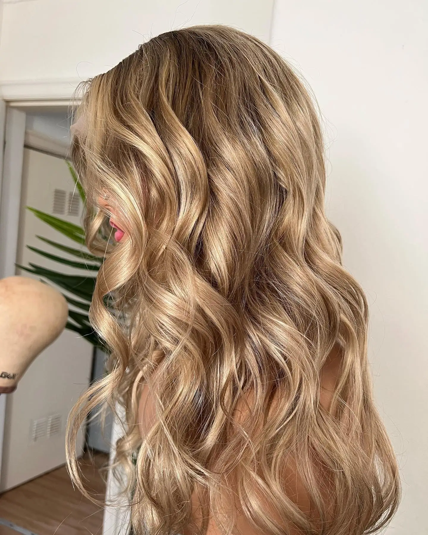 Ombre Sunkissed Blonde Объемная волна Парики фронта шнурка Синтетический парик средней части 13X4 Передний парик шнурка Предварительно выщипанный парик с подсветкой линий волос
Ombre Sunkissed Blonde Объемная волна Парики фронта шнурка Синтетический парик средней части 13X4 Передний парик шнурка Предварительно выщипанный парик с подсветкой линий волос