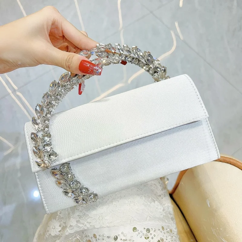 Luxury Designer Glitter Diamond Metal Handheld Satin Evening Bag 2025 Trendy Women Crystal Shiny Shoulder Bag Wedding Party Tote
Luxury Designer Glitter Diamond Metal Handheld Satin Evening Bag 2025 Trendy Women Crystal Shiny Shoulder Bag Wedding Party Tote