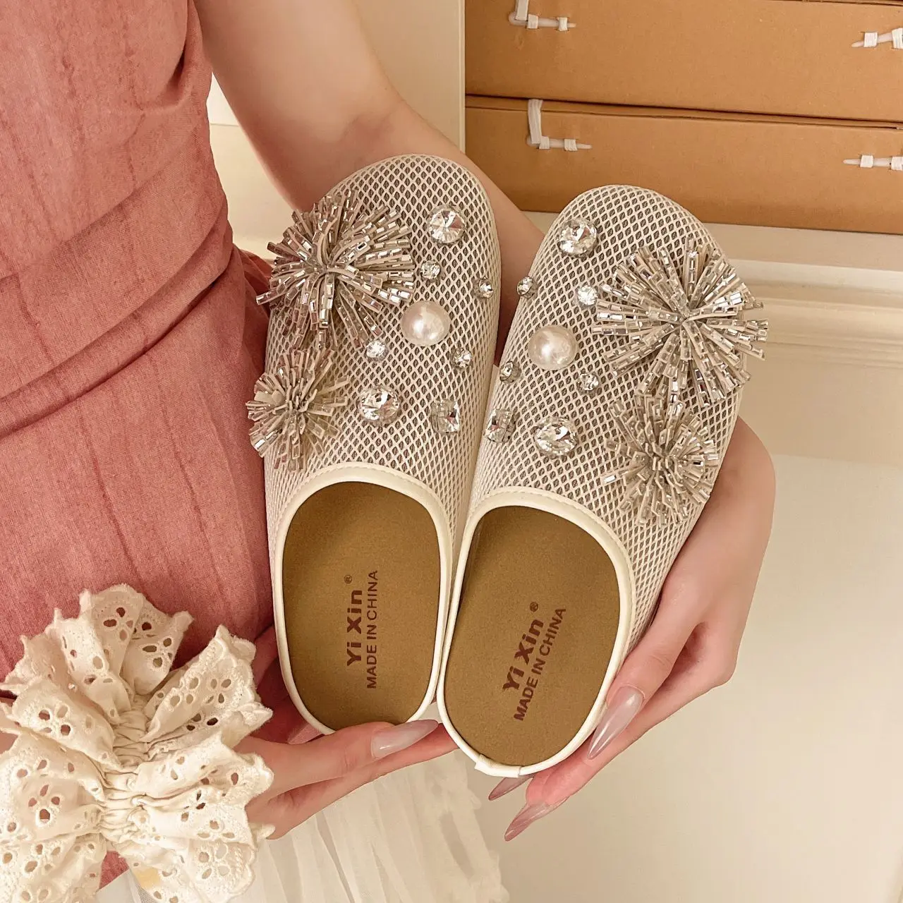 Luxurious Rhinestone Slippers 2026 Summer Women Mesh Breathable Thick Bottom Slippers Outdoor Non-slip Flip-flops Beach Shoes
Luxurious Rhinestone Slippers 2026 Summer Women Mesh Breathable Thick Bottom Slippers Outdoor Non-slip Flip-flops Beach Shoes
