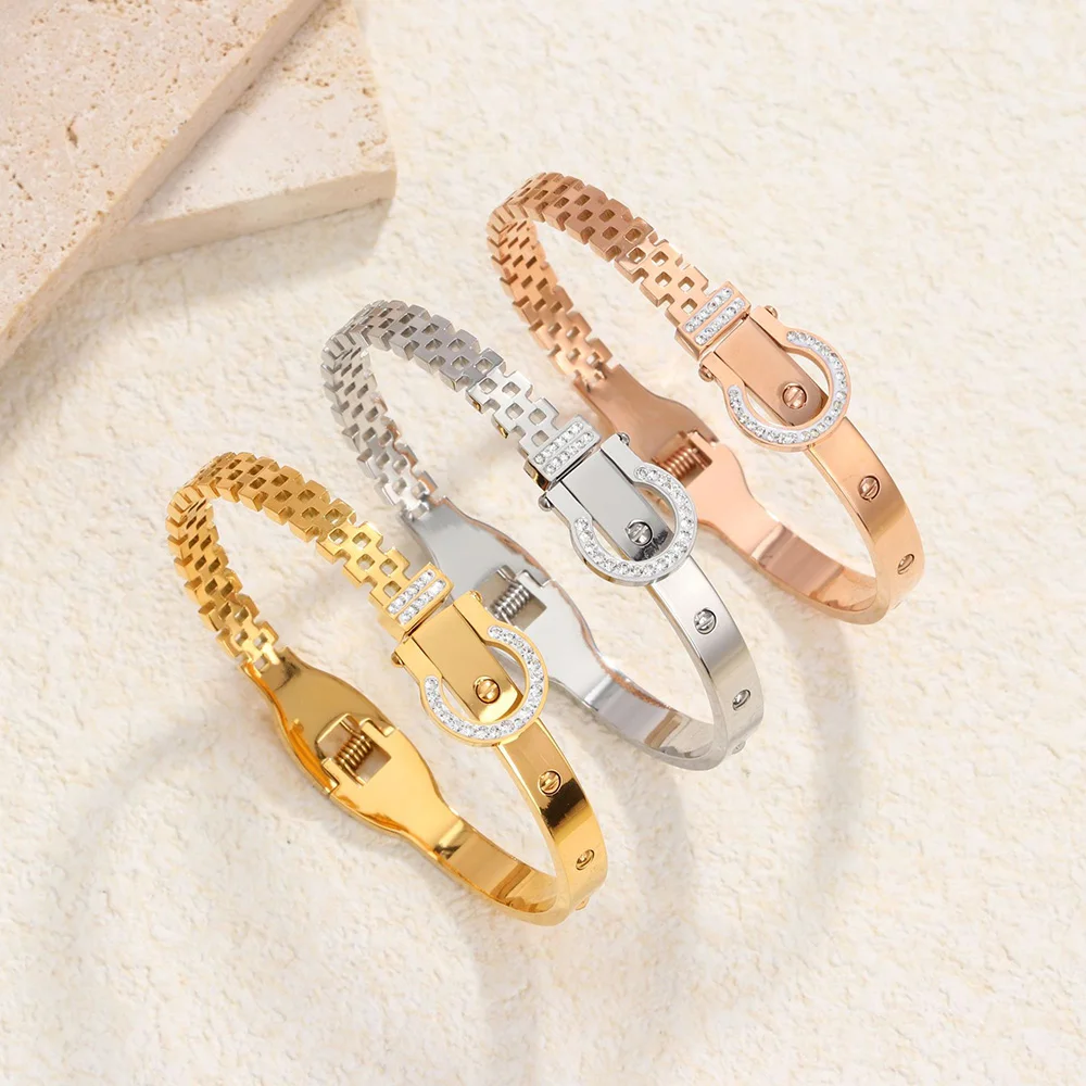 Women's men's stainless steel 18K bracelet, new horseshoe buckle design waterproof jewelry, trendy and high-end sense
Women's men's stainless steel 18K bracelet, new horseshoe buckle design waterproof jewelry, trendy and high-end sense