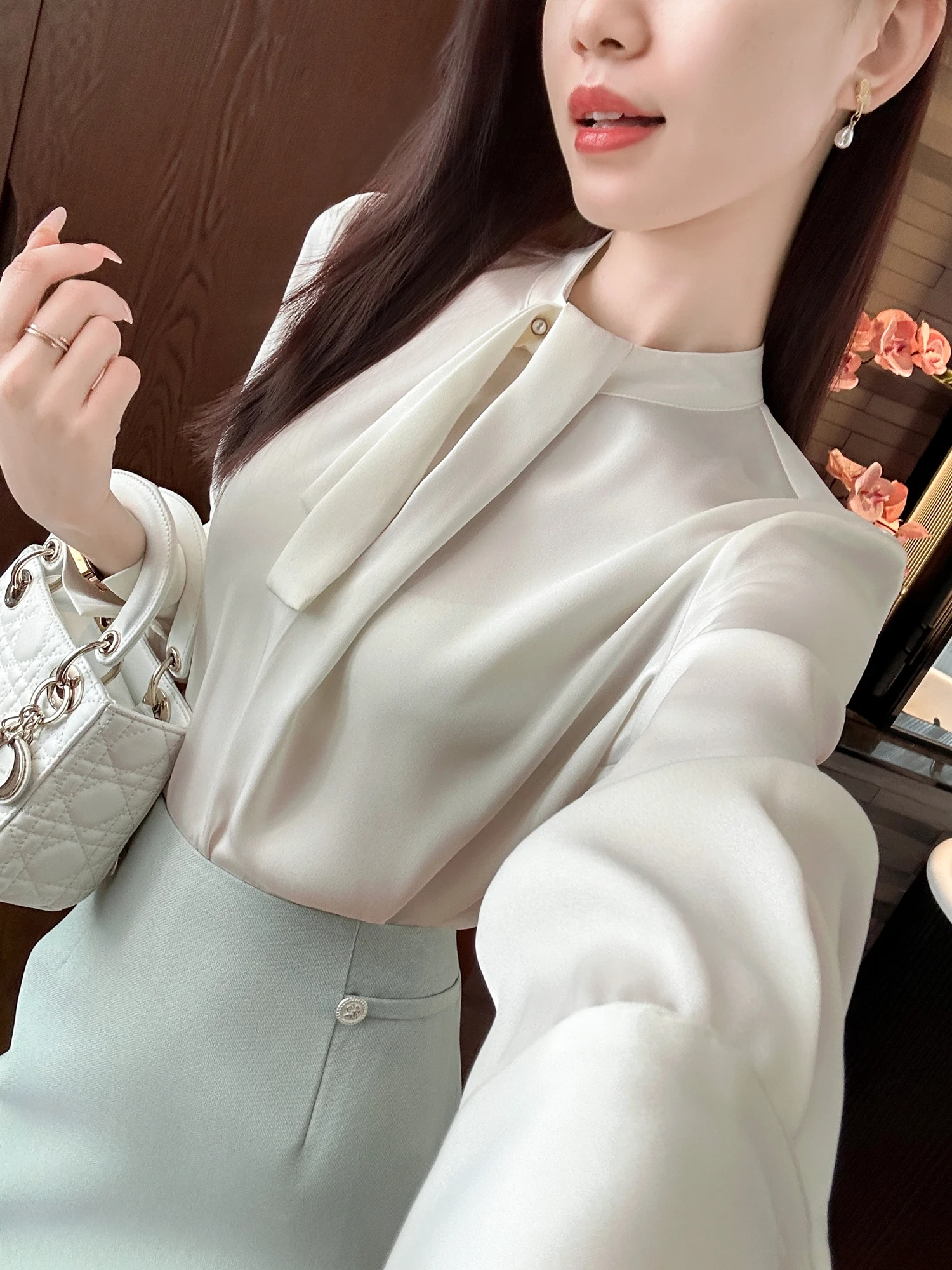 Silky Satin Pearl Button Trim Shirt Stand Collar Commute Style Women's Slim Fit Long Sleeve OL Fashion T28Q42434
Silky Satin Pearl Button Trim Shirt Stand Collar Commute Style Women's Slim Fit Long Sleeve OL Fashion T28Q42434