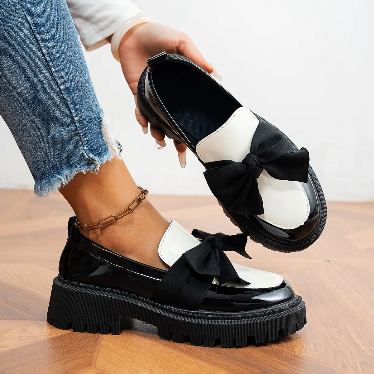 New spring and autumn women's loafers with thick soles, mid-heels and lazy British style retro leather shoes
New spring and autumn women's loafers with thick soles, mid-heels and lazy British style retro leather shoes