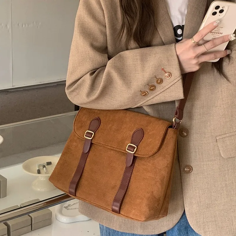 Women's Retro Matte Suede Shoulder Bag 2024 Korean Suede Design Fashion Large Capacity Shoulder Strap Messenger Crossbody Bag
Women's Retro Matte Suede Shoulder Bag 2024 Korean Suede Design Fashion Large Capacity Shoulder Strap Messenger Crossbody Bag
