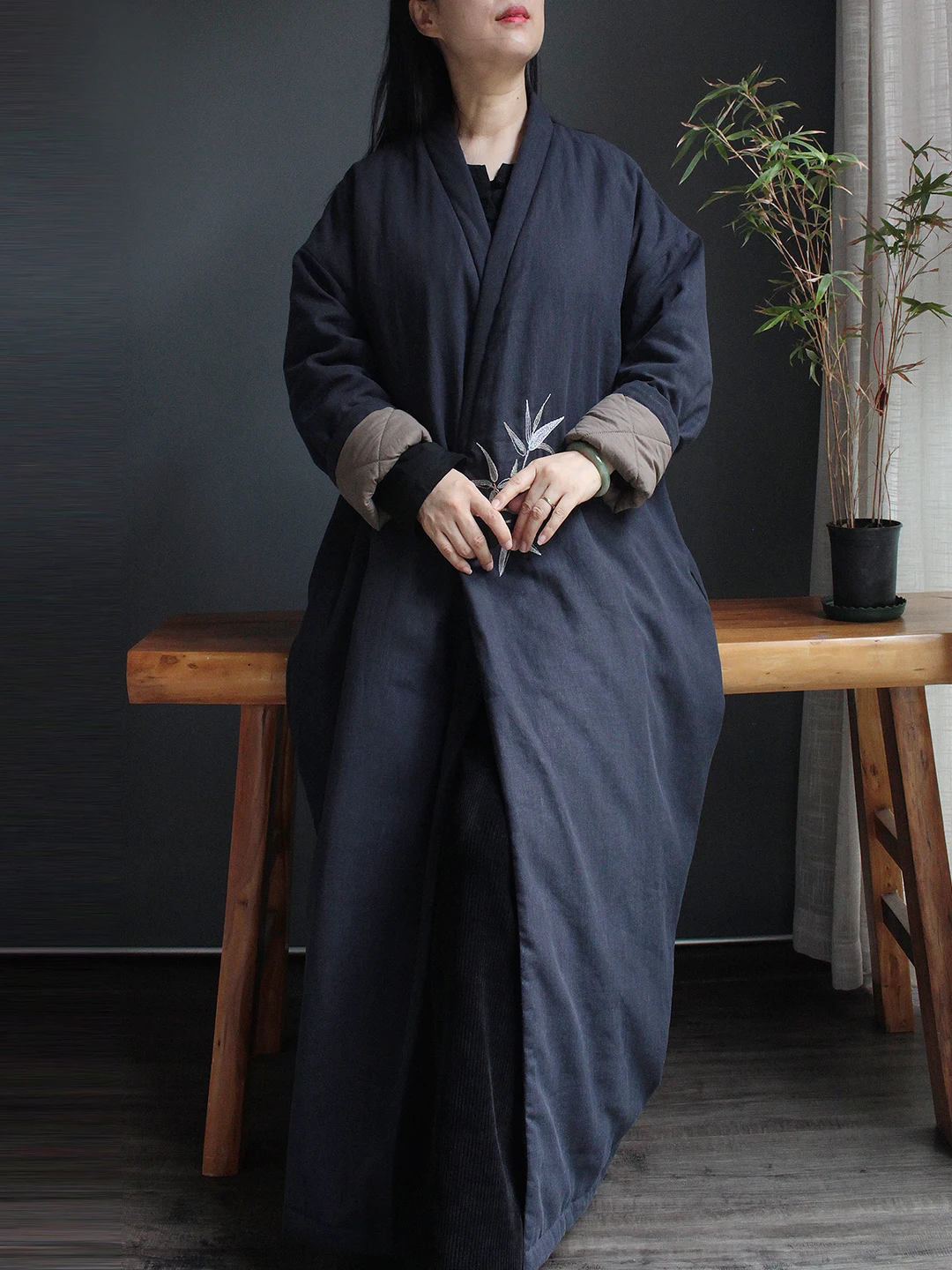 Новый китайский свободный женский хлопковый тюре с теплой вышивкой, бамбуковый хлопковый халат, пальто, ветровка, V-ne Long Sve
Новый китайский свободный женский хлопковый тюре с теплой вышивкой, бамбуковый хлопковый халат, пальто, ветровка, V-ne Long Sve