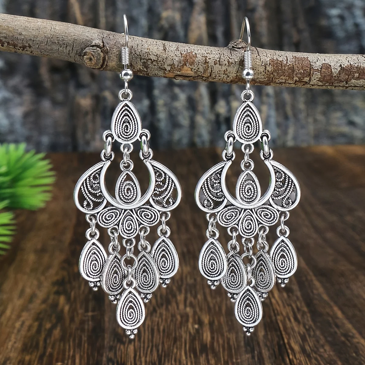 A pair of vintage ethnic-style geometric tassel dangle earrings. Simple and stylish accessories suitable for daily wear, work, street shooting, travel and all seasons.
A pair of vintage ethnic-style geometric tassel dangle earrings. Simple and stylish accessories suitable for daily wear, work, street shooting, travel and all seasons.
