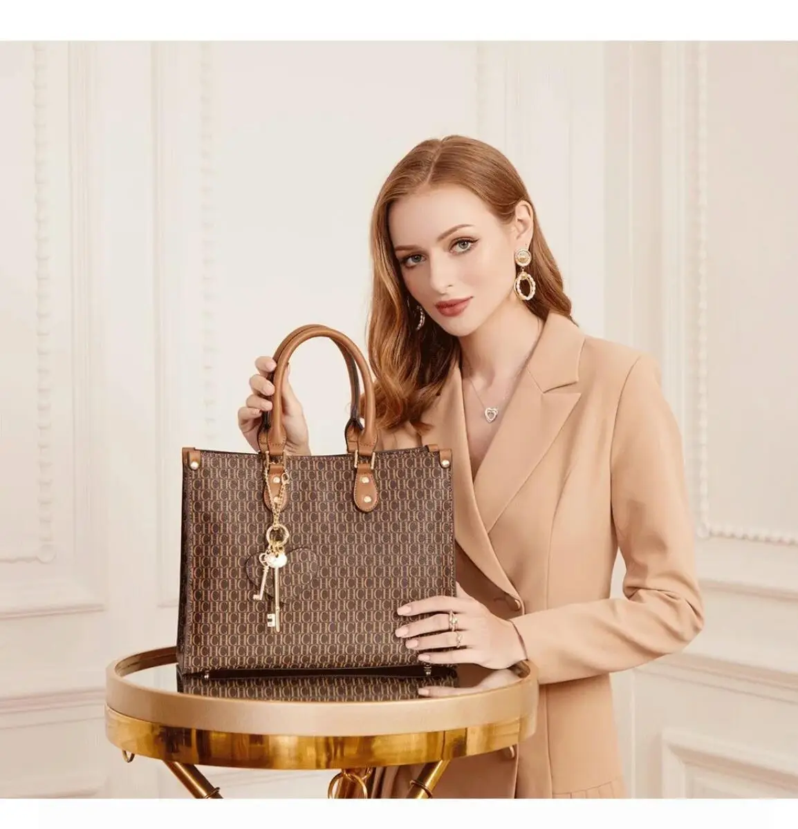 Exquisite High-Quality Hardware Tote Bag with Minimalist Style and Letter Printed Large Capacity Women's Commuting Shoulder Bag
Exquisite High-Quality Hardware Tote Bag with Minimalist Style and Letter Printed Large Capacity Women's Commuting Shoulder Bag