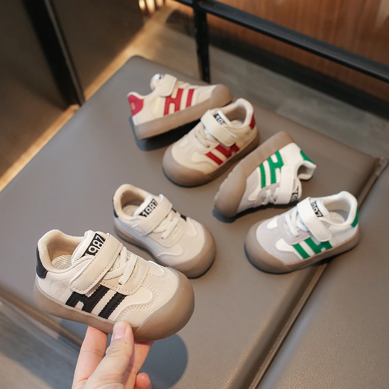 Модная дизайнерская прогулочная обувь для малышей, белая нескользящая повседневная обувь, дышащая уличная спортивная обувь для мальчиков и девочек
Модная дизайнерская прогулочная обувь для малышей, белая нескользящая повседневная обувь, дышащая уличная спортивная обувь для мальчиков и девочек