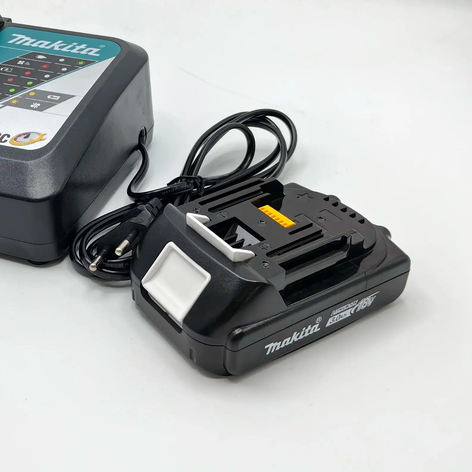 Compatible with Makita 18V Power Tools Makita 18V Original 3Ah Rechargeable Lithium-Ion Battery BL1820B
Compatible with Makita 18V Power Tools Makita 18V Original 3Ah Rechargeable Lithium-Ion Battery BL1820B