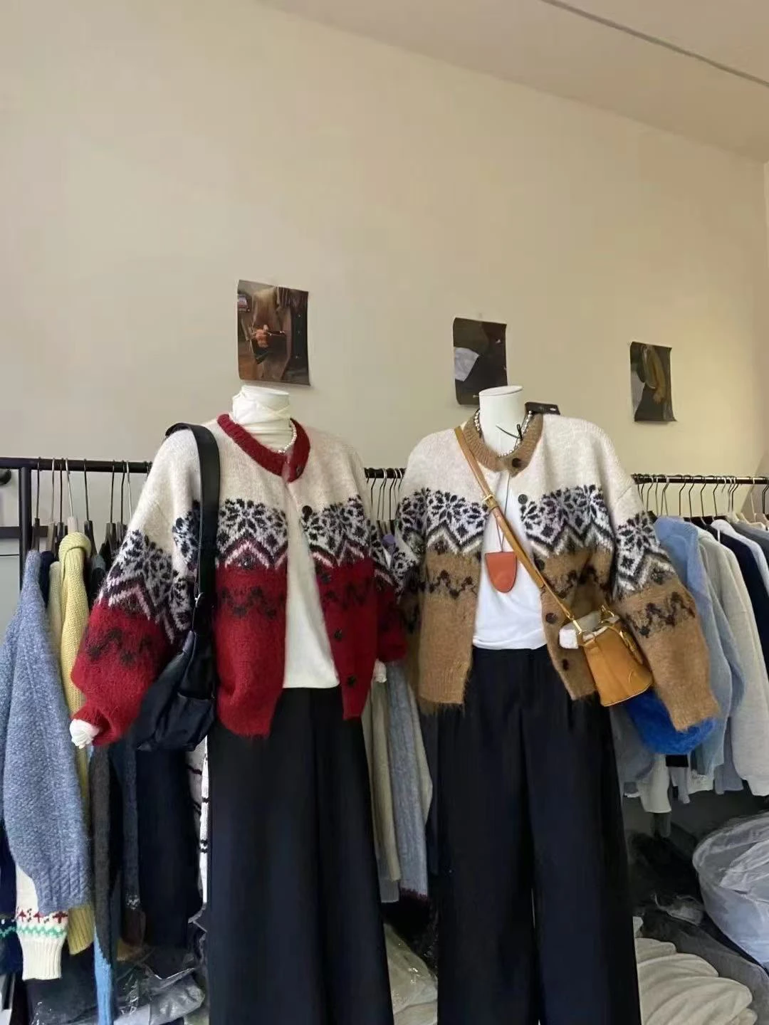 Вязаное пальто в стиле ретро Blo Fair Isle, осенне-зимнее повседневное мягкое пальто со снежинками, свободный крой, кардиган на пуговицах
Вязаное пальто в стиле ретро Blo Fair Isle, осенне-зимнее повседневное мягкое пальто со снежинками, свободный крой, кардиган на пуговицах