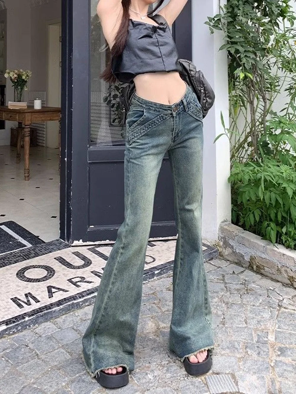 Американские расклешенные джинсы в стиле ретро с низкой посадкой и женским дизайном, сшитые с потертыми краями, чтобы сделать тонкие и универсальные.
Американские расклешенные джинсы в стиле ретро с низкой посадкой и женским дизайном, сшитые с потертыми краями, чтобы сделать тонкие и универсальные.