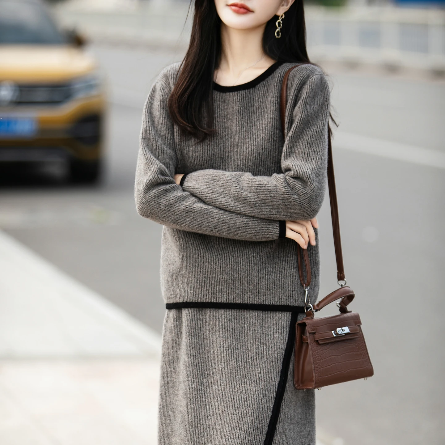 Комплект из 100% чистой шерсти, женский пуловер с круглым вырезом и длинными рукавами, эластичный пояс, юбка средней длины с разрезом, комплект из двух предметов
Комплект из 100% чистой шерсти, женский пуловер с круглым вырезом и длинными рукавами, эластичный пояс, юбка средней длины с разрезом, комплект из двух предметов