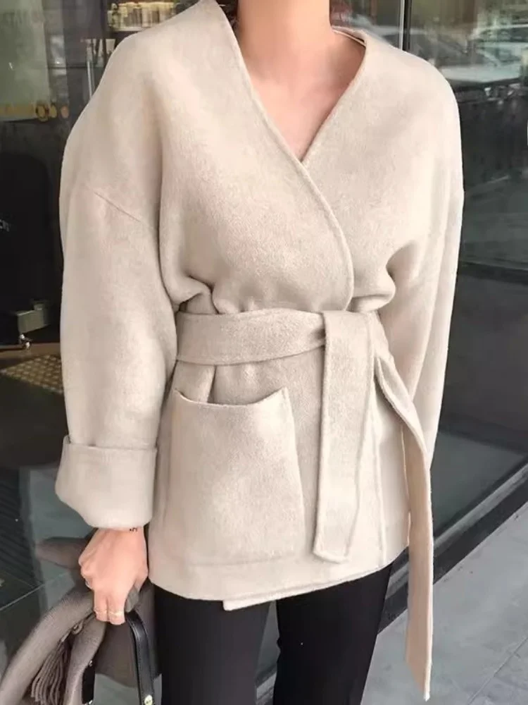 Шикарное осенне-зимнее пальто с v-образным вырезом и поясом на талии, длинное хлопковое шерстяное пальто с большим количеством простых женских верхних одежды Lazy Sle
Шикарное осенне-зимнее пальто с v-образным вырезом и поясом на талии, длинное хлопковое шерстяное пальто с большим количеством простых женских верхних одежды Lazy Sle