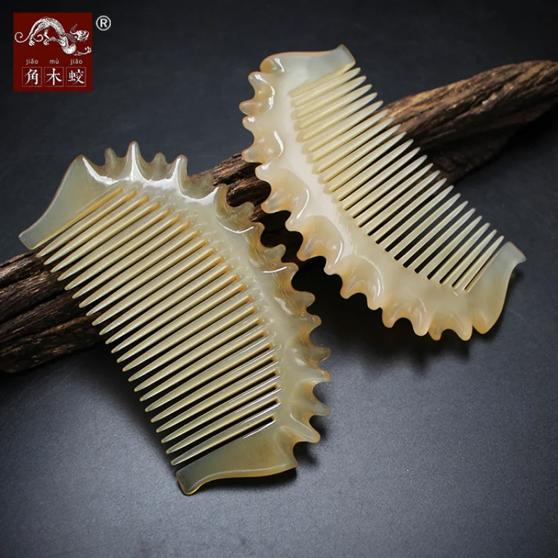Carved horn , Cantonese-style half-moon comb
Carved horn , Cantonese-style half-moon comb