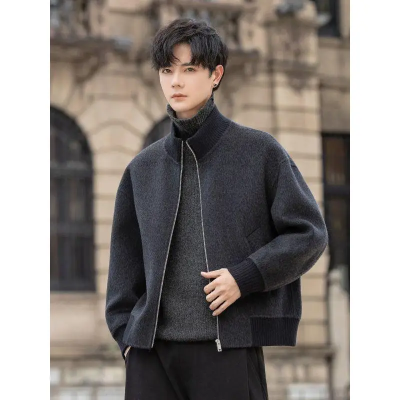 Мужское двустороннее шерстяное пальто: новая осенне-зимняя утепленная свободная куртка с воротником-стойкой, модная, теплая, молодежная, городская
Мужское двустороннее шерстяное пальто: новая осенне-зимняя утепленная свободная куртка с воротником-стойкой, модная, теплая, молодежная, городская