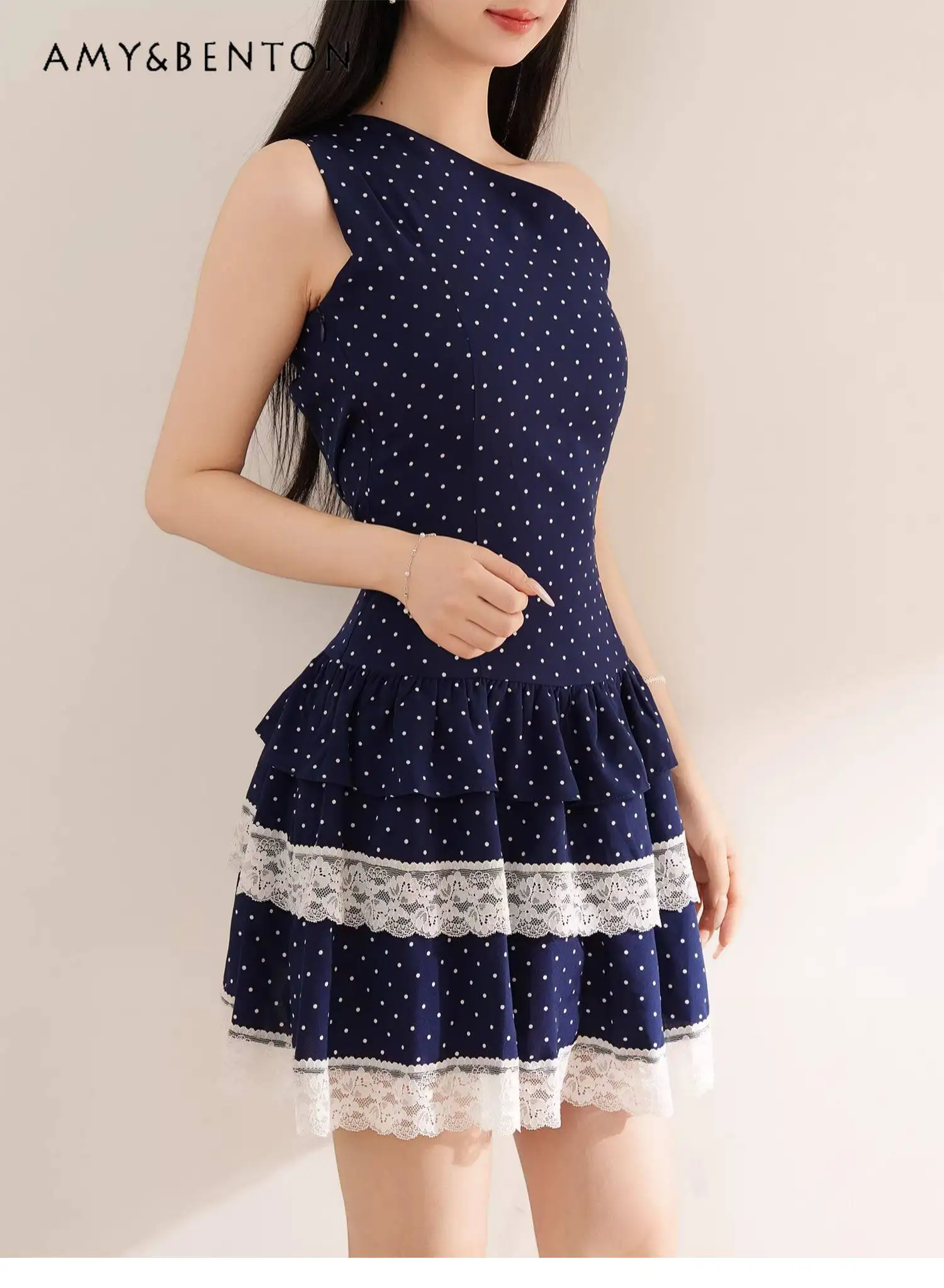 2026 Summer Korean Style Women's Navy Asymmetric Shoulder Polka Dot Lace Slim Waist Slimming Short Daily Party Mini Dress
2026 Summer Korean Style Women's Navy Asymmetric Shoulder Polka Dot Lace Slim Waist Slimming Short Daily Party Mini Dress