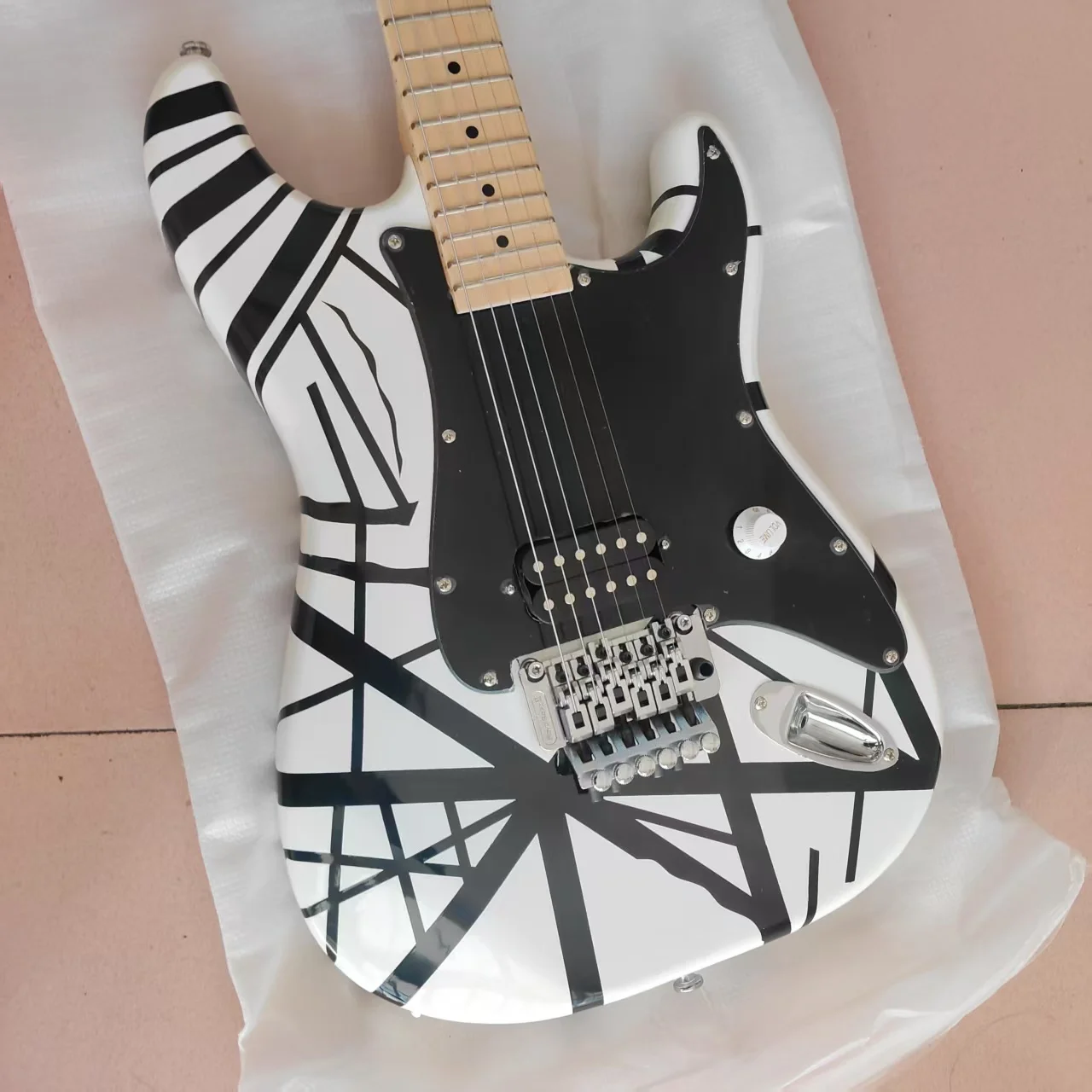 Timbre Edward Eddie Van Halen Heavy Relic FrankenBlack White Stripes Floyd Rose custom guitars high quality
Timbre Edward Eddie Van Halen Heavy Relic FrankenBlack White Stripes Floyd Rose custom guitars high quality