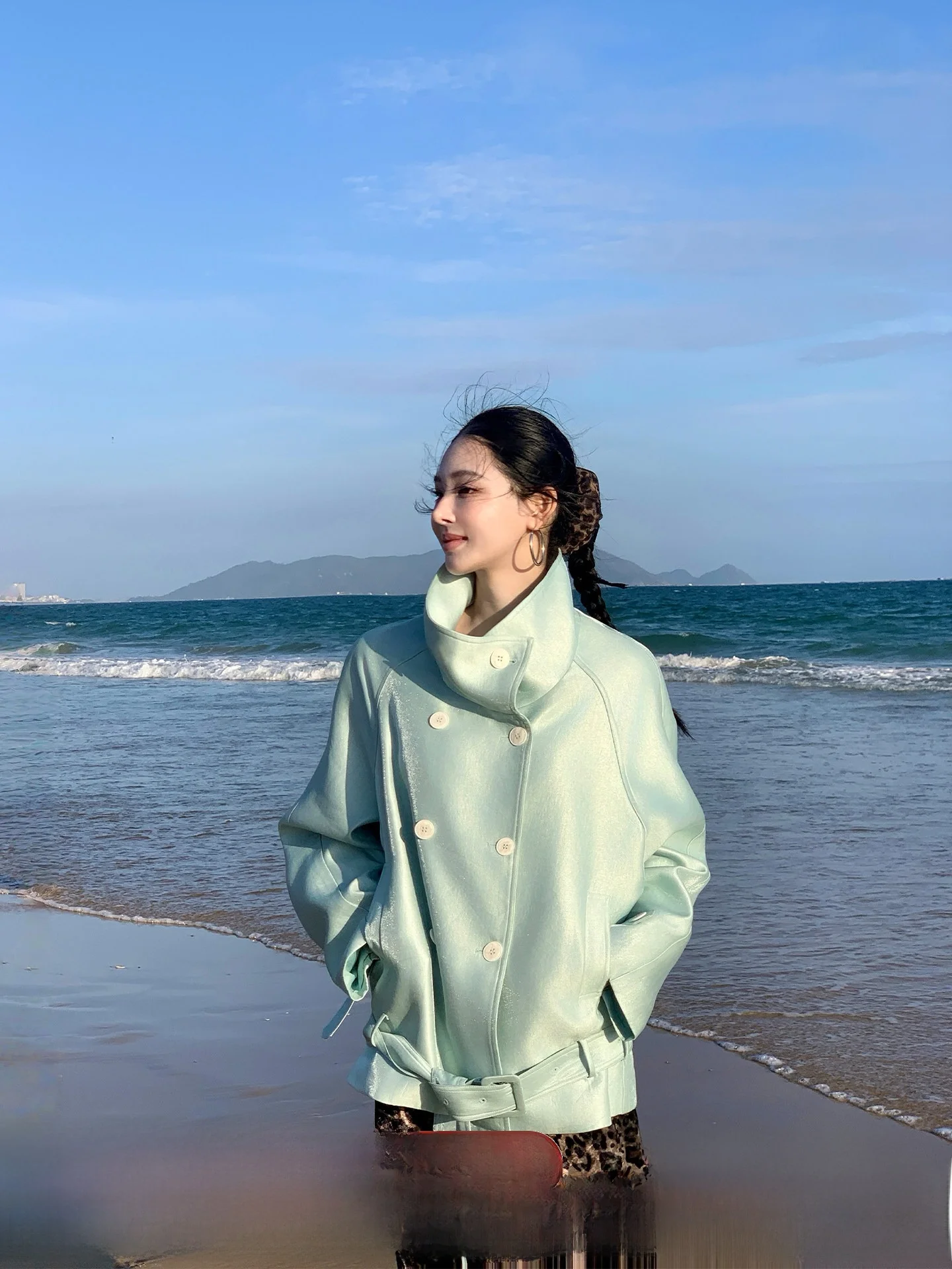 ALIN Spring Double-Breasted Stand-Collar Loose Short Women's Jacket Fashionable Windbreaker Cotton Polyester Nylon Blend
ALIN Spring Double-Breasted Stand-Collar Loose Short Women's Jacket Fashionable Windbreaker Cotton Polyester Nylon Blend