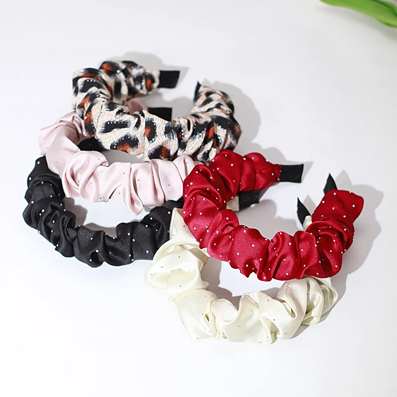 Fabric Padded Pleated Rhinestone Scrunchy Headband for Women Simple Hair Hoop Hairband Ladies Headwear Hair Accessories
Fabric Padded Pleated Rhinestone Scrunchy Headband for Women Simple Hair Hoop Hairband Ladies Headwear Hair Accessories