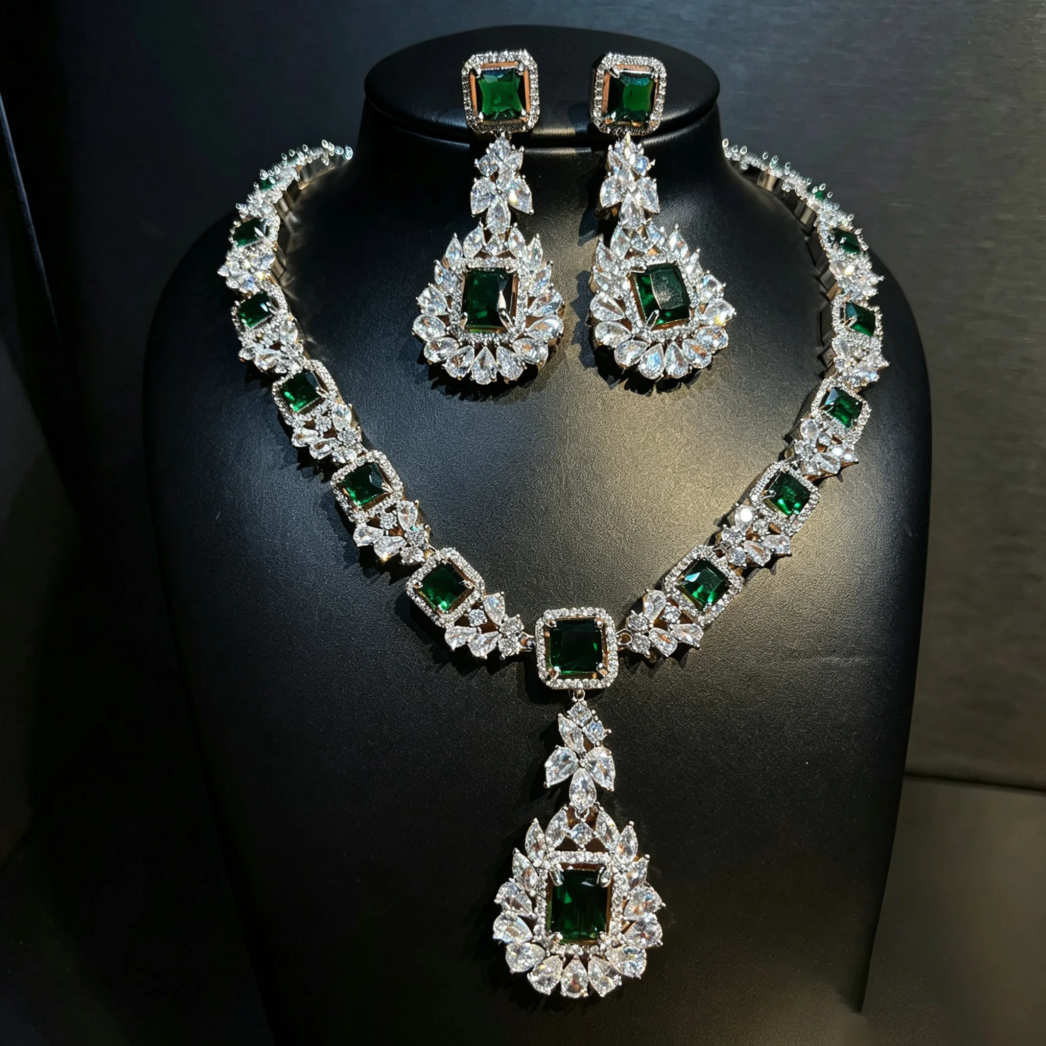 European and American Style Exaggerated Luxury Shiny Zircon Set Necklace Earrings Jewelry Wedding Travel Bridal Daily Gift M1061
European and American Style Exaggerated Luxury Shiny Zircon Set Necklace Earrings Jewelry Wedding Travel Bridal Daily Gift M1061