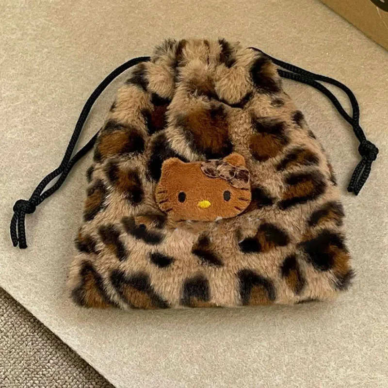Sanrio Anime Hello Kitty Drawstring Pocket High Capacity Lipstick Data Cable Plush Storage Bag Leopard Print KT Cat Gift Toys
Sanrio Anime Hello Kitty Drawstring Pocket High Capacity Lipstick Data Cable Plush Storage Bag Leopard Print KT Cat Gift Toys