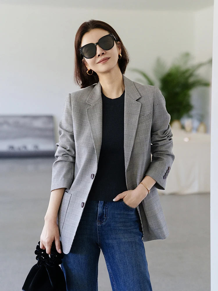 Костюм VI Gold President «Гентльмен»: комплект из клетчатого пиджака с отложным воротником и брюк прямого кроя, женский модный комплект
Костюм VI Gold President «Гентльмен»: комплект из клетчатого пиджака с отложным воротником и брюк прямого кроя, женский модный комплект