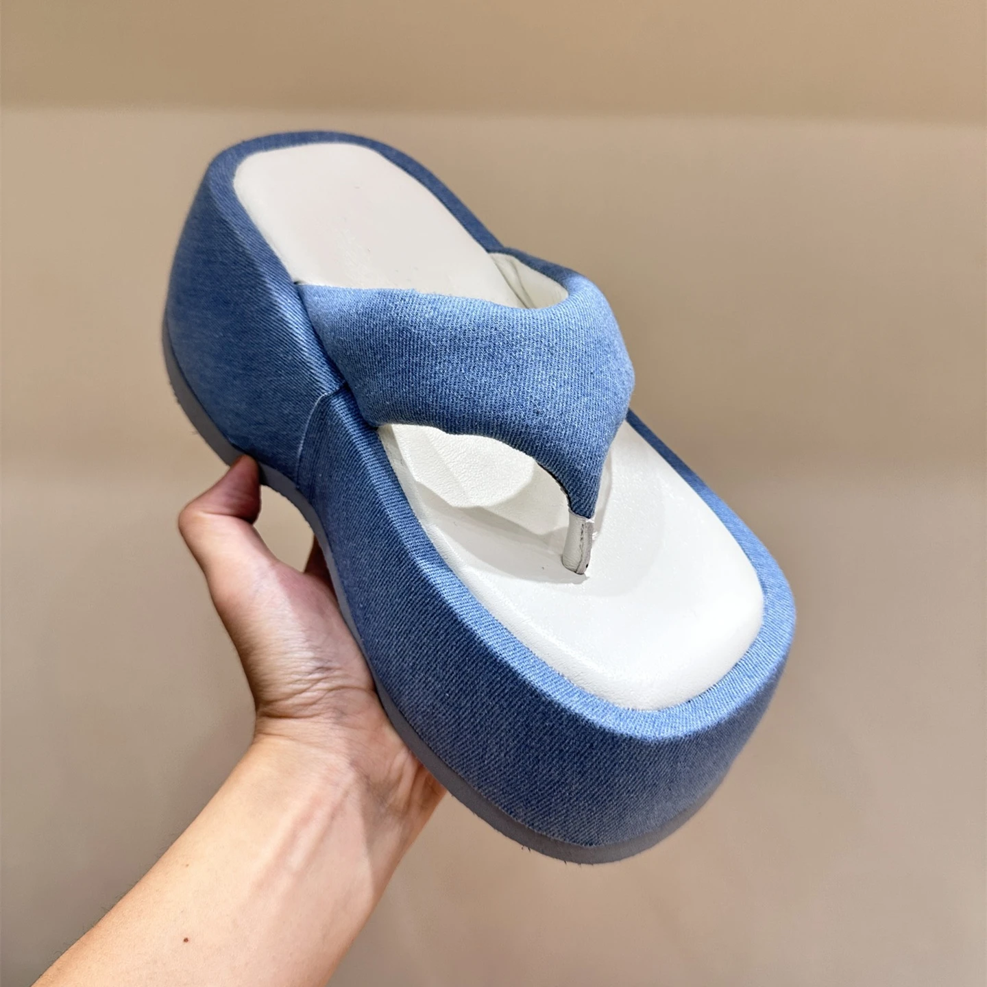Women's slippers Summer New Style Height increasing design platform Solid color Genusoftine leather material soft
Women's slippers Summer New Style Height increasing design platform Solid color Genusoftine leather material soft
