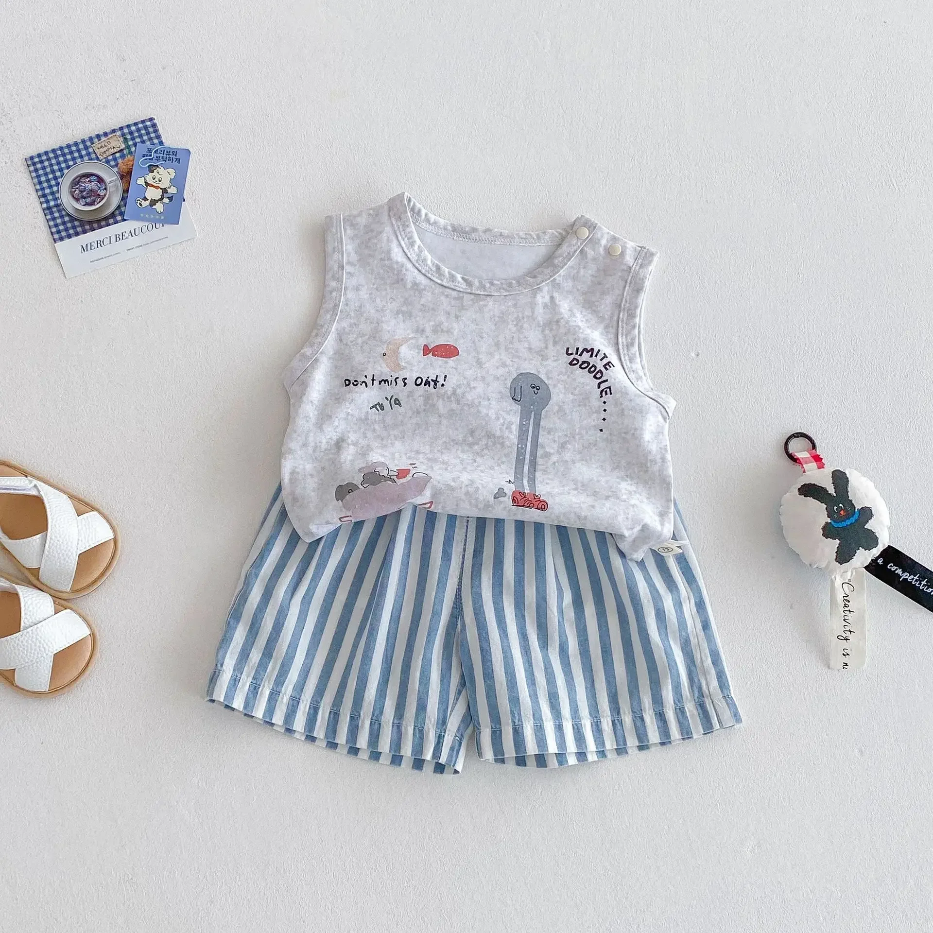 2025 Summer New Kids Korean - Style Cartoon Print Outfit - Graffiti Vest and Fashionable Striped Shorts Two - Piece Set
2025 Summer New Kids Korean - Style Cartoon Print Outfit - Graffiti Vest and Fashionable Striped Shorts Two - Piece Set