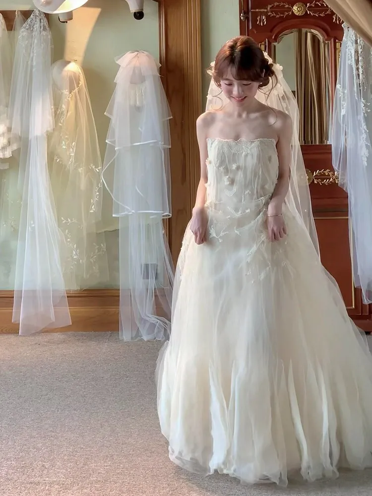 Bridal Gown Strapless Wedding Dress Vintage Style with Lace Flowers Middle Waist Long Skirt for Engagement And Bridal Shower
Bridal Gown Strapless Wedding Dress Vintage Style with Lace Flowers Middle Waist Long Skirt for Engagement And Bridal Shower