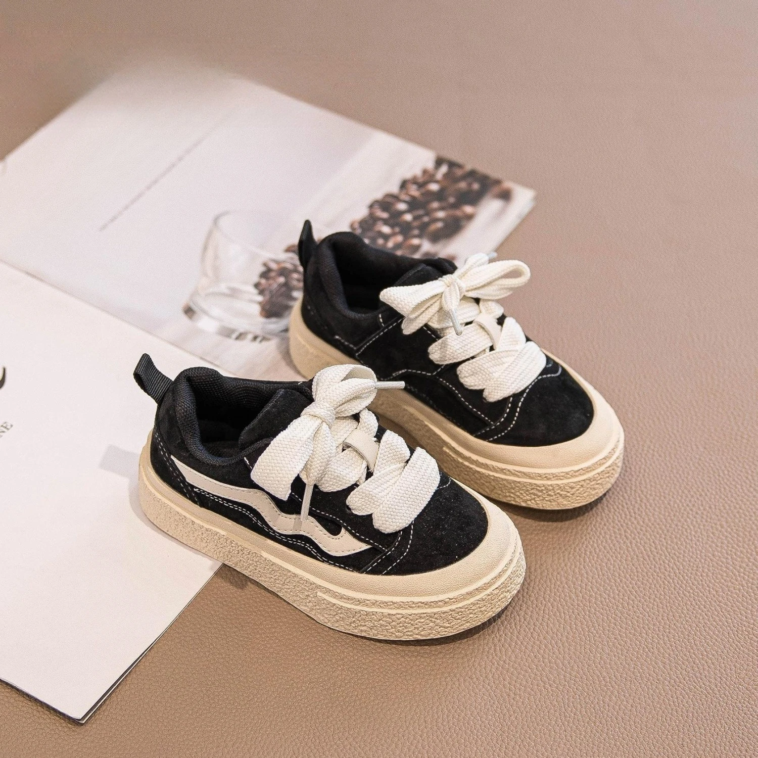 2026 Spring Summer New Kids Low Top Skate Shoes Fashion Breathable Children's Trendy Girls Sports Shoes
2026 Spring Summer New Kids Low Top Skate Shoes Fashion Breathable Children's Trendy Girls Sports Shoes