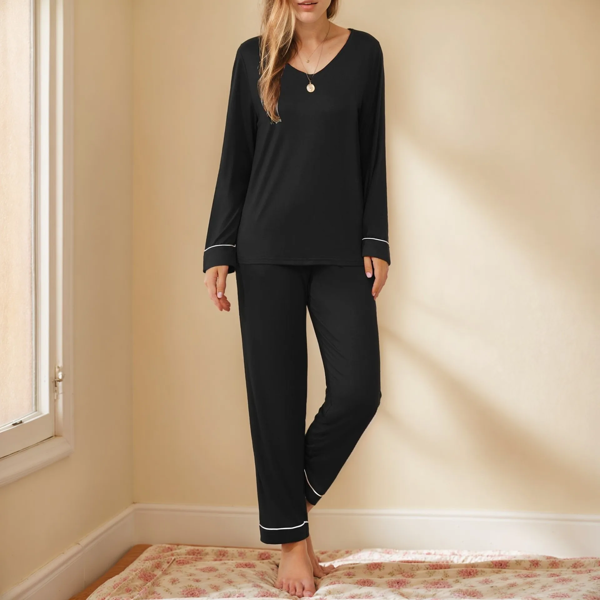 European and American Women's Loungewear Set, Long-sleeved Trousers, V-neck Milk Silk Pajamas Set
European and American Women's Loungewear Set, Long-sleeved Trousers, V-neck Milk Silk Pajamas Set