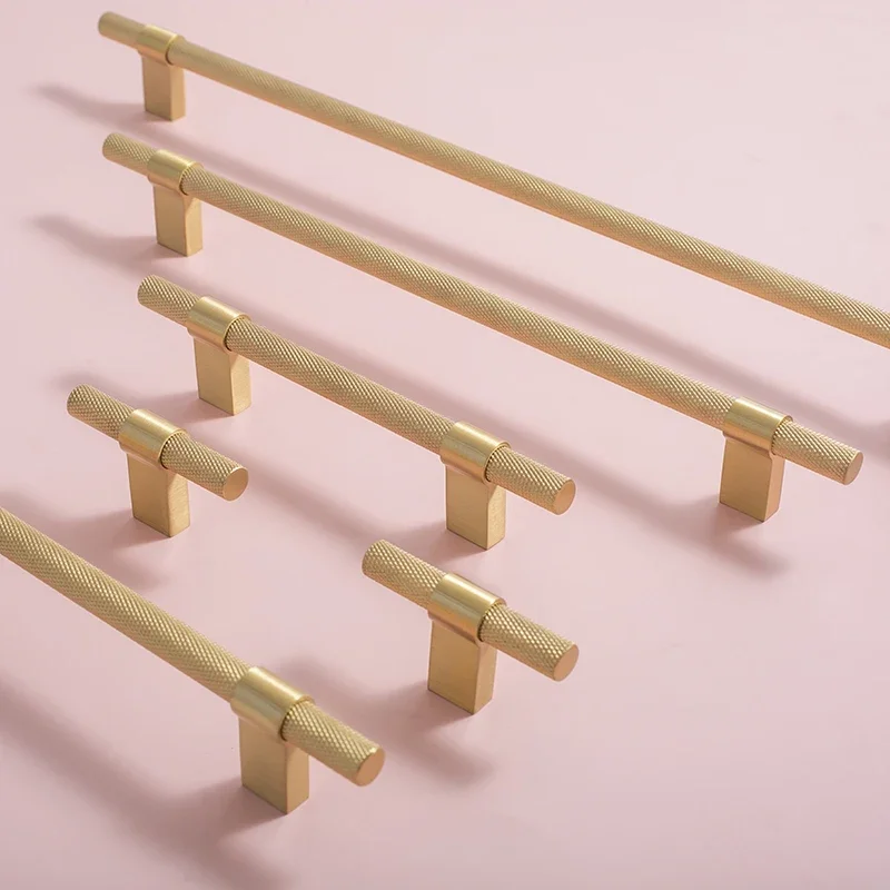 Легкая роскошная дверная ручка шкафа в индустриальном стиле, креативная латунная ручка шкафа с накаткой, высококачественная длинная ручка из черного золота
Легкая роскошная дверная ручка шкафа в индустриальном стиле, креативная латунная ручка шкафа с накаткой, высококачественная длинная ручка из черного золота