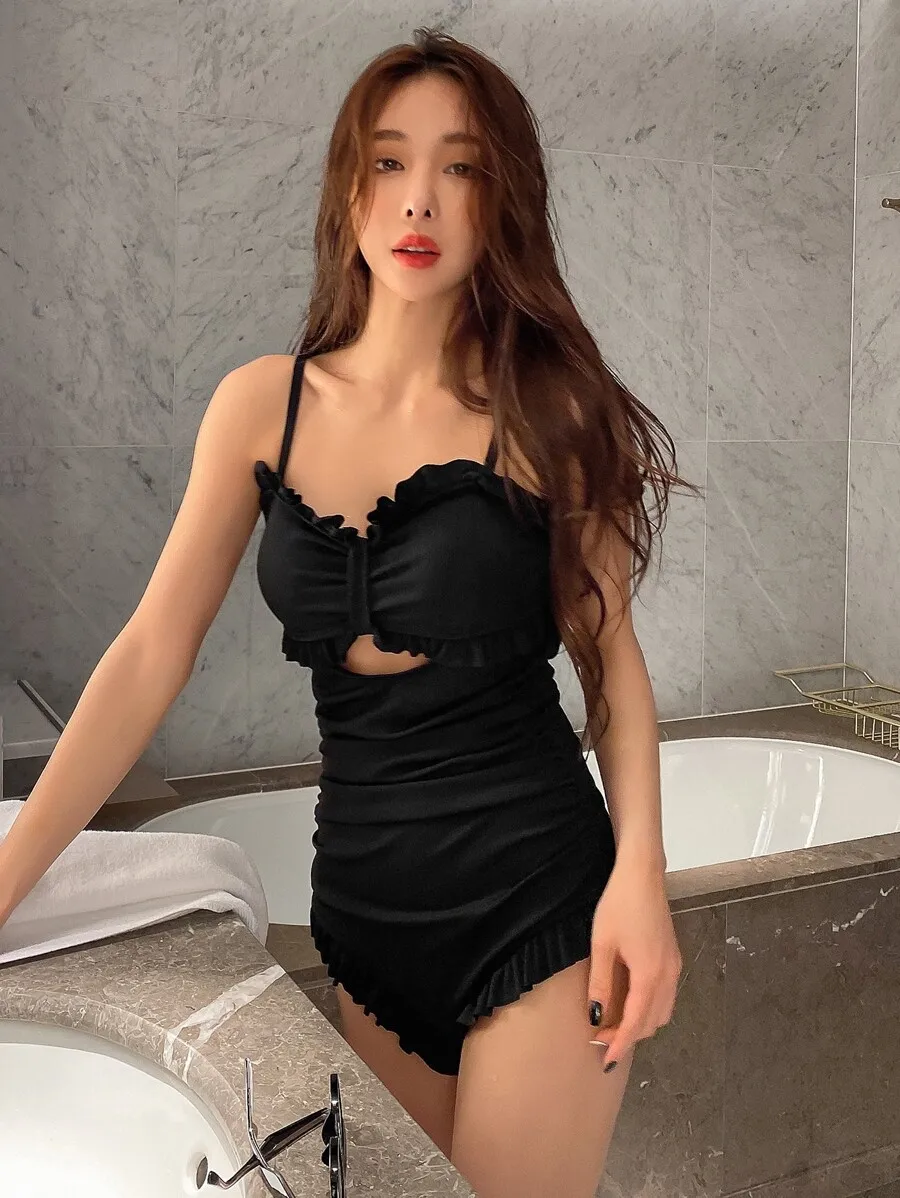 Black Frill Trim Cut-Out One Piece Swimsuit For Women Summer Beach Vacation
Black Frill Trim Cut-Out One Piece Swimsuit For Women Summer Beach Vacation