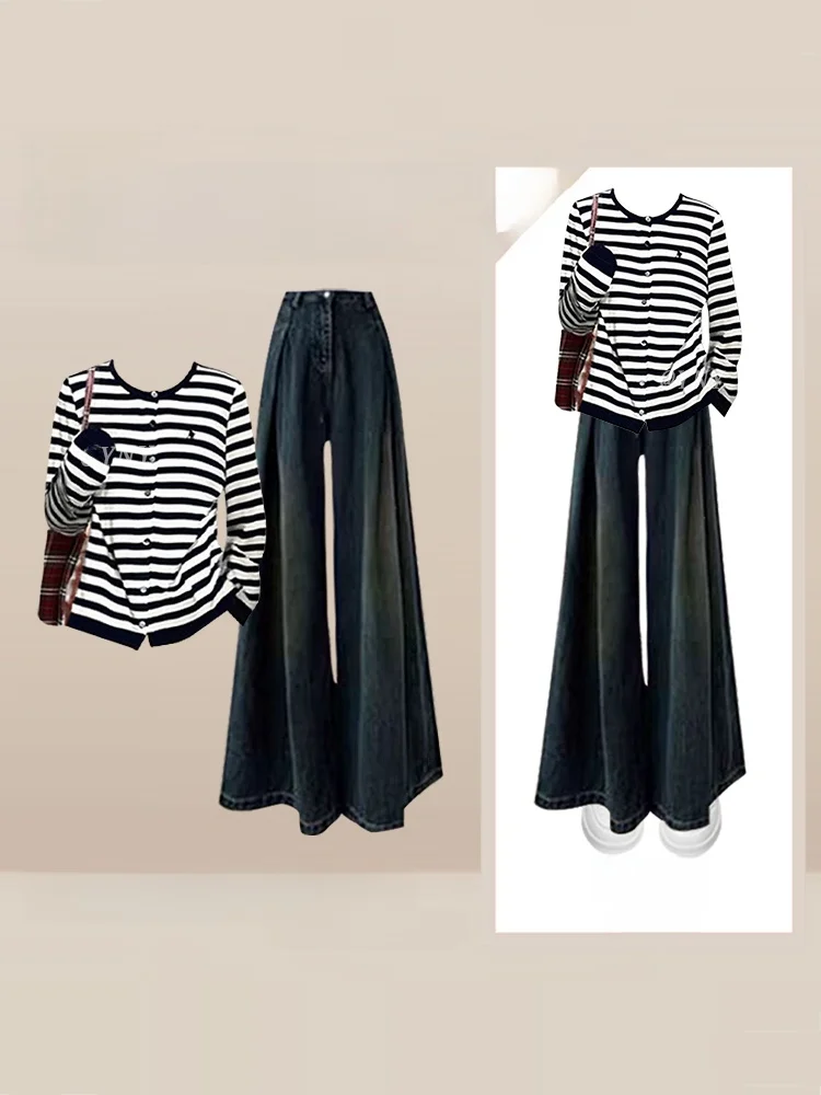 Зимний комплект для женщин: свободный вязаный свитер с длинными рукавами и широкие джинсы в пол.
Зимний комплект для женщин: свободный вязаный свитер с длинными рукавами и широкие джинсы в пол.