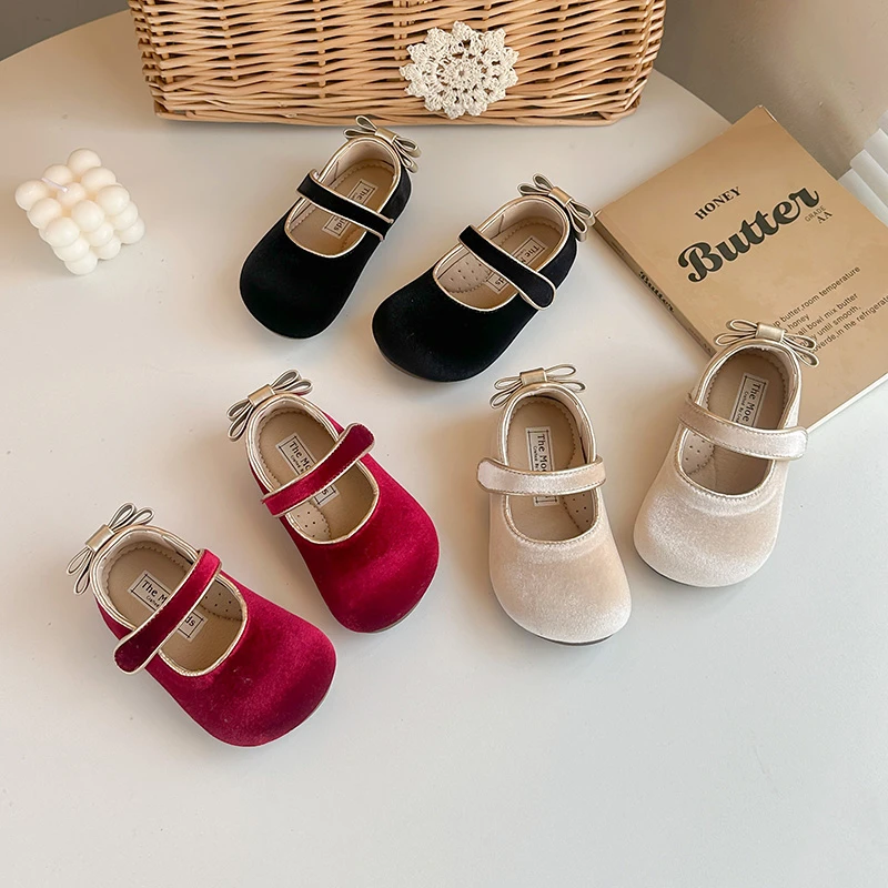 Детские туфли для девочек из блестящей атласной кожи, новинка 2026 года, весенние, на мягкой подошве, простые, классические, модные, для принцесс, нарядные, без каблука
Детские туфли для девочек из блестящей атласной кожи, новинка 2026 года, весенние, на мягкой подошве, простые, классические, модные, для принцесс, нарядные, без каблука