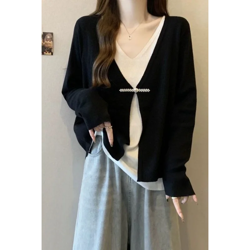 Spliced fake Two-piece V-neck Knitted Cardigan Sweater for Women New Chinese Style Retro Top
Spliced fake Two-piece V-neck Knitted Cardigan Sweater for Women New Chinese Style Retro Top