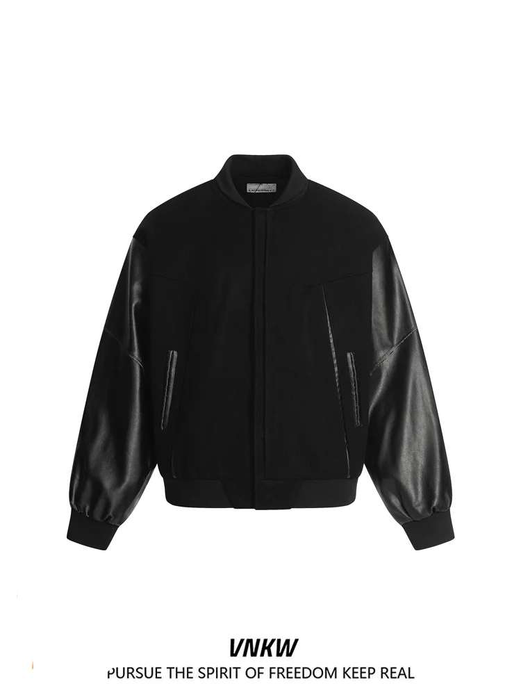 Повседневная свободная бейсбольная куртка из искусственной кожи для мужчин и женщин с коротким рукавом и дизайнерскими вставками, создающая особую дизайнерскую эстетику
Повседневная свободная бейсбольная куртка из искусственной кожи для мужчин и женщин с коротким рукавом и дизайнерскими вставками, создающая особую дизайнерскую эстетику