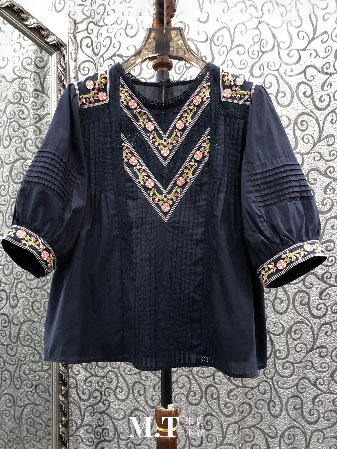Loose Fit Embroidered Pleated Lantern Sleeve round Neck Shirt Milan Small Town South Oil High Version European Style Retro Em...
Loose Fit Embroidered Pleated Lantern Sleeve round Neck Shirt Milan Small Town South Oil High Version European Style Retro Em...