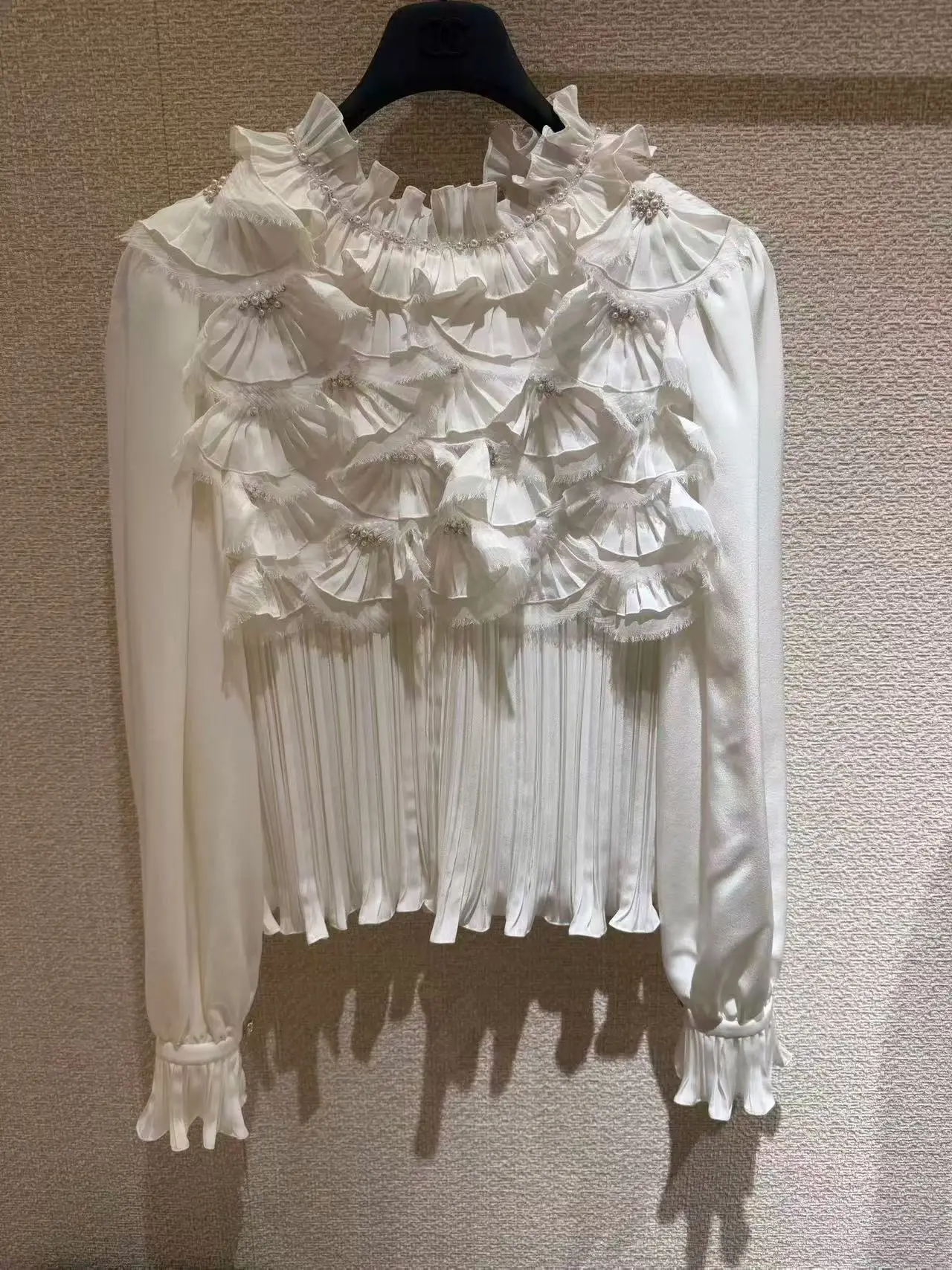 High Quality Silk Shirt Sexy Ladies Flowers White Blouse Elegant Women's Puff Sleeve Pearls Top
High Quality Silk Shirt Sexy Ladies Flowers White Blouse Elegant Women's Puff Sleeve Pearls Top