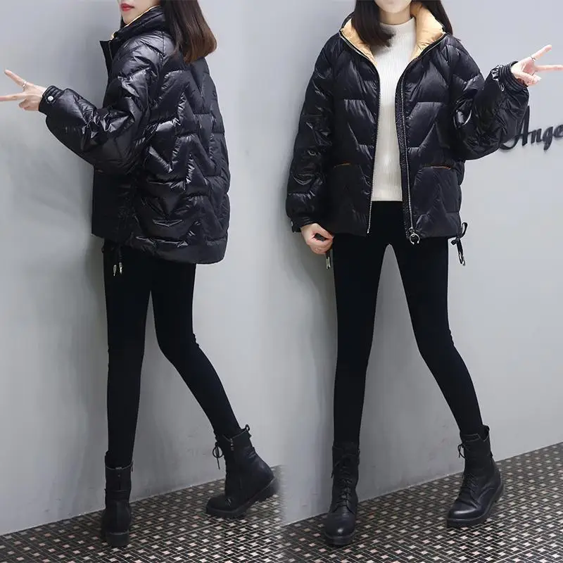 Белая женская пуховая куртка-пуховик свободного кроя, модная теплая верхняя одежда, новая зимняя модель в корейском стиле, омолаживающая и трендовая.
Белая женская пуховая куртка-пуховик свободного кроя, модная теплая верхняя одежда, новая зимняя модель в корейском стиле, омолаживающая и трендовая.