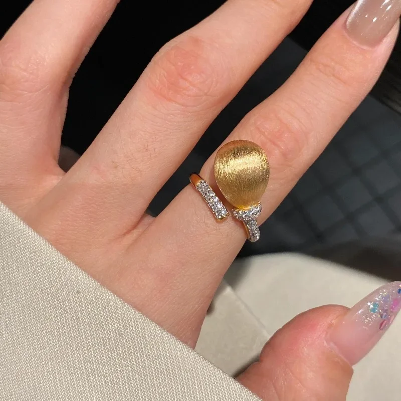 Chic Glossy Vintage Wire Drawing Feather Rings for Women Diamonds Light Luxury and High Quality Simple Ring Banquet Jewelry
Chic Glossy Vintage Wire Drawing Feather Rings for Women Diamonds Light Luxury and High Quality Simple Ring Banquet Jewelry