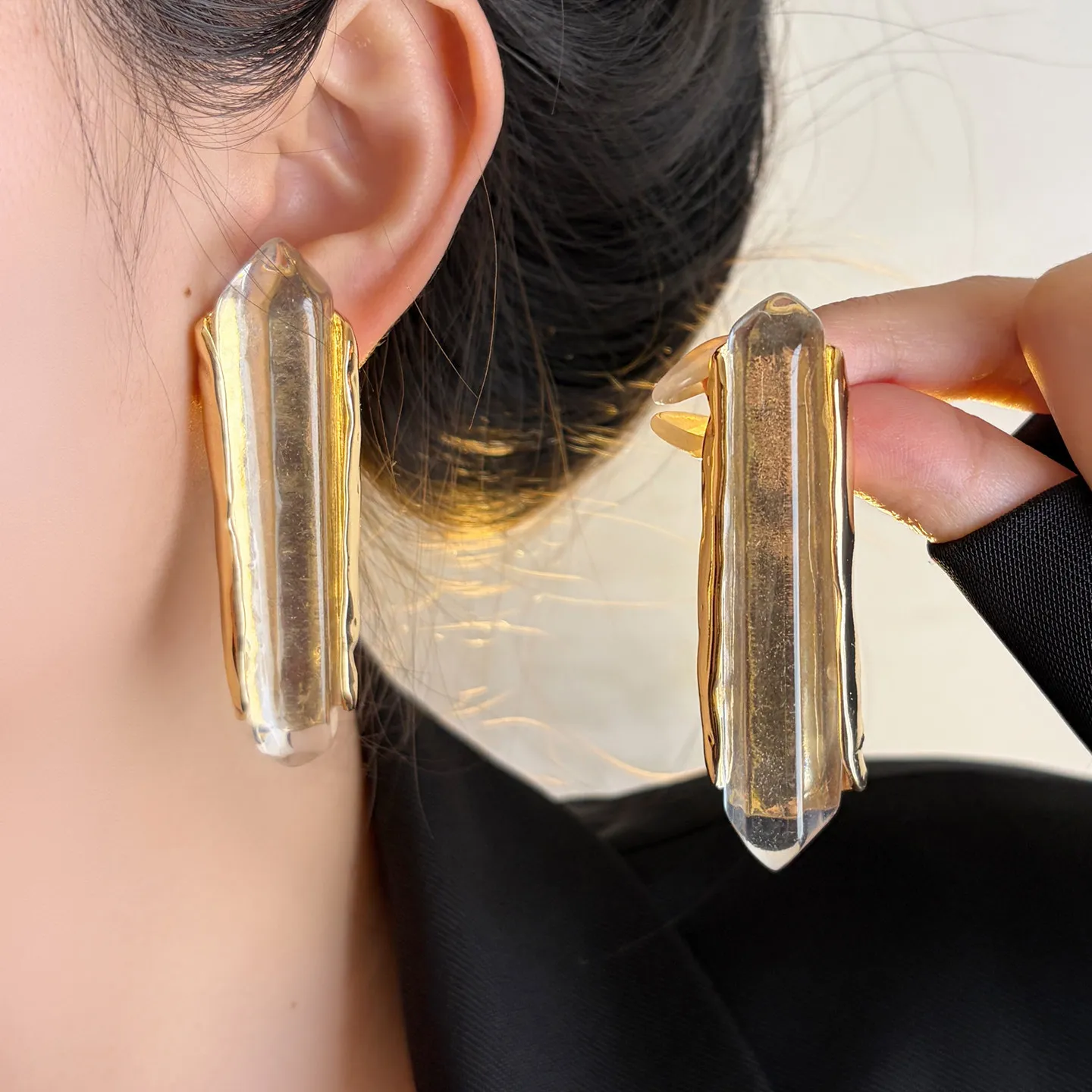 Modern Gold Tone resin Bar Earrings Minimalist Geometric Dangle Earrings for women
Modern Gold Tone resin Bar Earrings Minimalist Geometric Dangle Earrings for women