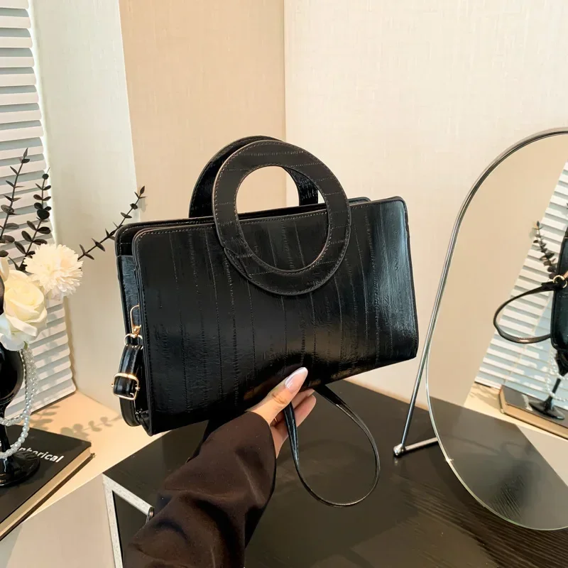 Premium women's handbag niche shoulder messenger bag large capacity texture small square bag
Premium women's handbag niche shoulder messenger bag large capacity texture small square bag
