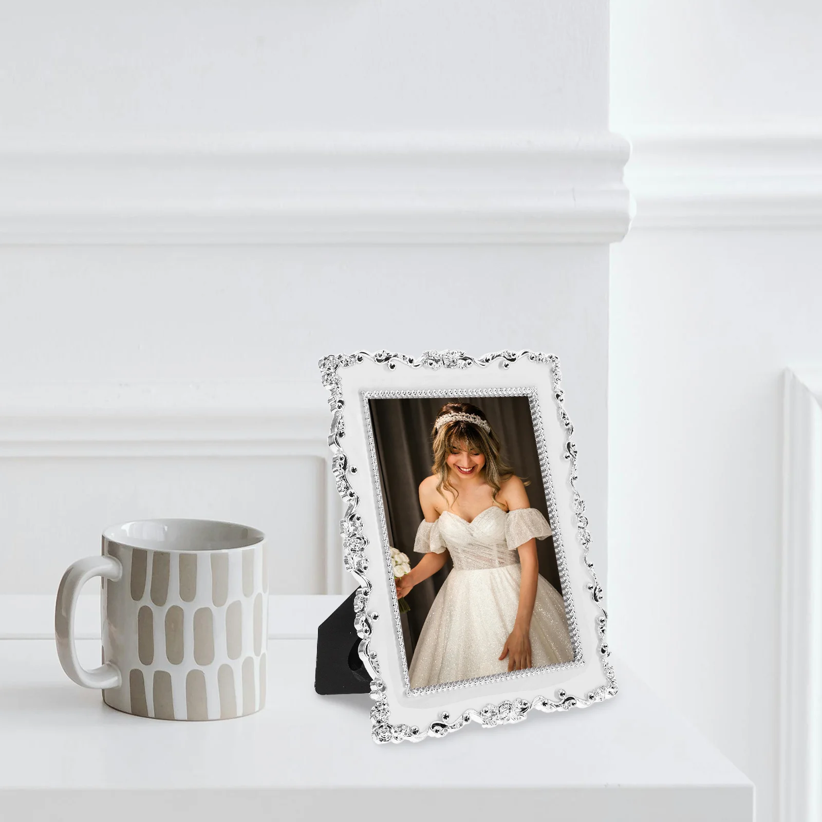 Silver Plated Photo Frame 7 Inch Rose Design Creative Picture Holder For Home Office Bedroom Desktop Decoration
Silver Plated Photo Frame 7 Inch Rose Design Creative Picture Holder For Home Office Bedroom Desktop Decoration