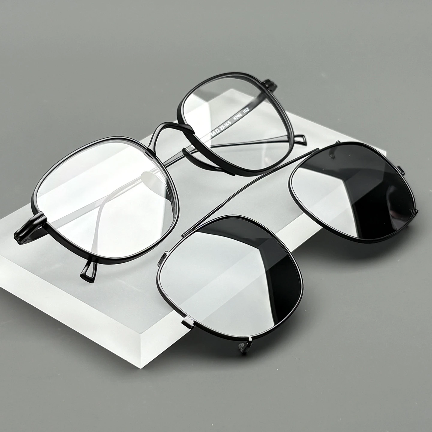 Титановые ретро квадратные очки ручной работы для мужчин и женщин, модная оправа для очков с зажимом, поляризационные солнцезащитные очки, винтажные очки
Титановые ретро квадратные очки ручной работы для мужчин и женщин, модная оправа для очков с зажимом, поляризационные солнцезащитные очки, винтажные очки